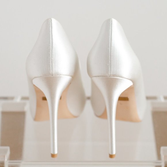 Badgley Mischka Amber White Satin Wedding High Heels 8 Open Toe Pump - Picture 3 of 7